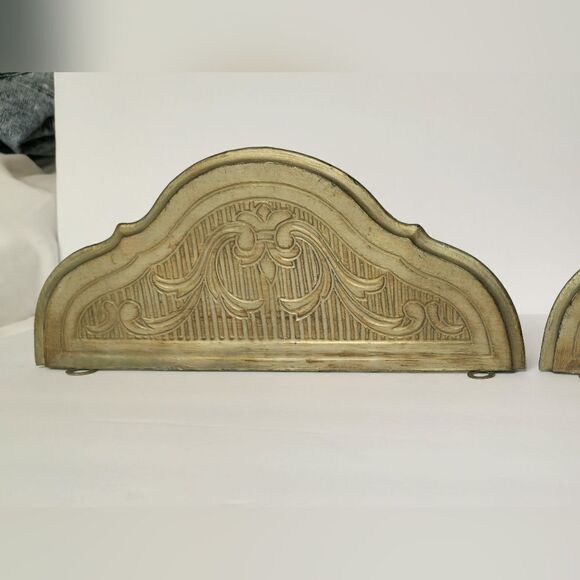 Pair of Vintage Florentine molded gilt resin wall shelves - Picture 6 of 10